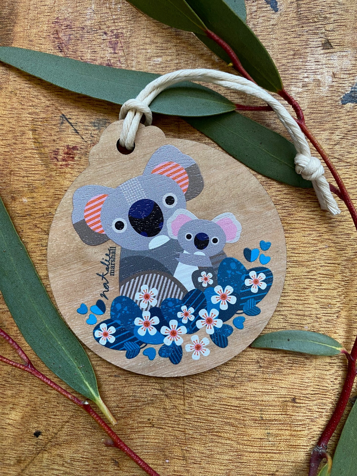 Cuddling Koalas Round Decoration